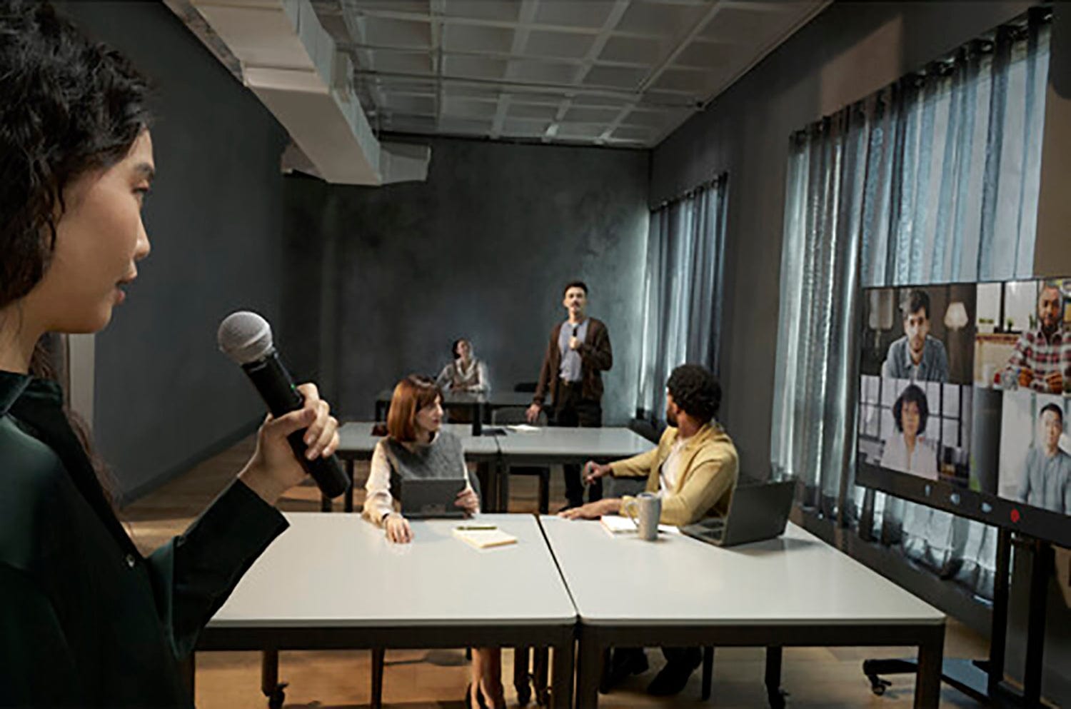 Shure MXW2X/SM58=-Z10 Handheld Wireless Transmitter: Exceptional Sound, Advanced Features